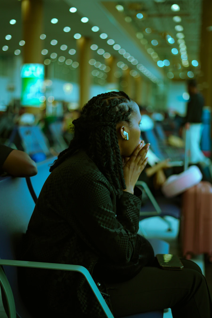 Viajante num terminal de aeroporto